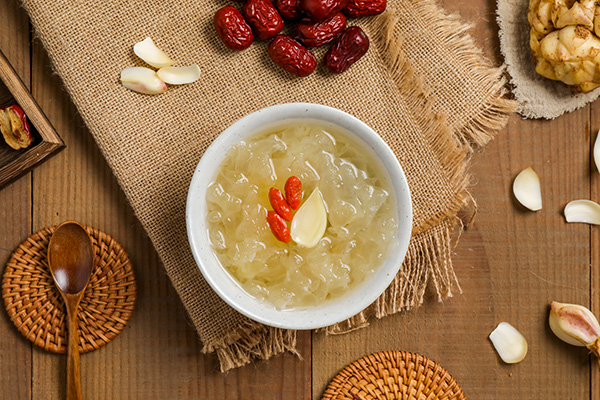 女人每天喝一碗銀耳湯好嗎(長期吃銀耳的好處)-易網健康<a href=http://m.aoa7937.com/jkys/ target=_blank class=infotextkey>養生</a>網 女人每天喝一碗銀耳湯好嗎(長期吃銀耳的好處)